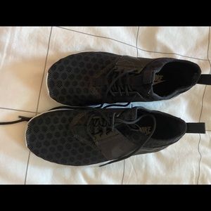Nike black sneakers 7.5